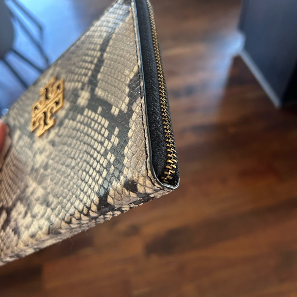 Tory Burch Gold Python Britten Large Wristlet Log… - image 5